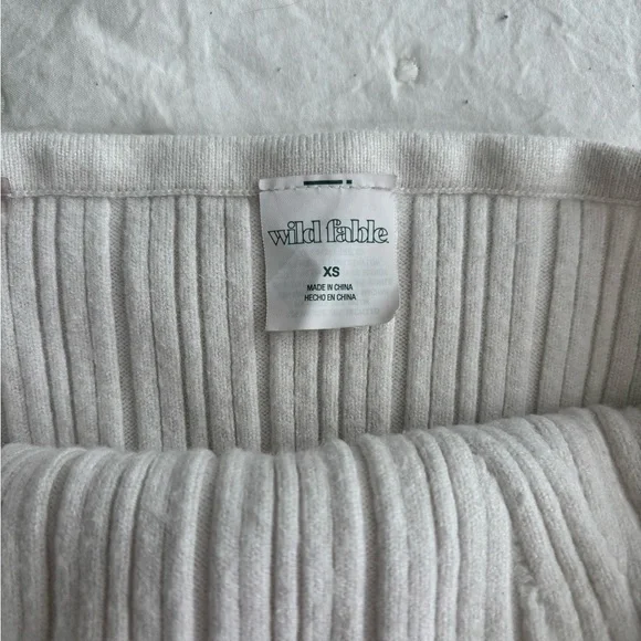 Elegant White Ribbed Shirt ! - Picture 3 of 3